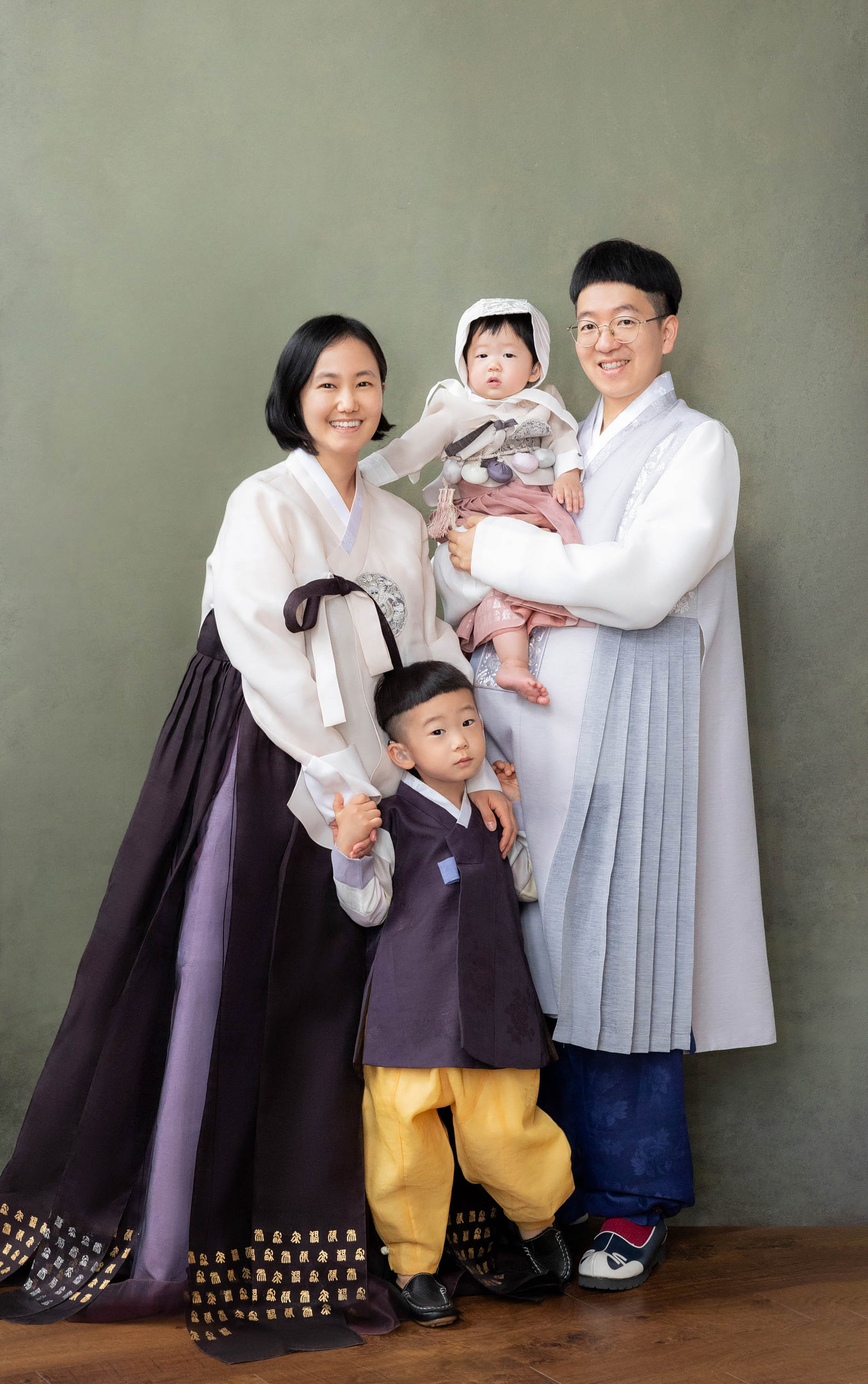Parents and two children in hanbok